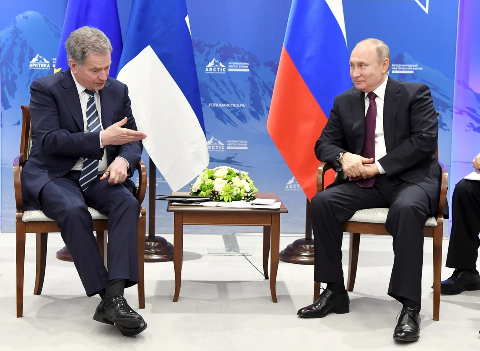 Владимир Путин и Саули Ниинисте во время беседы на полях Арктического форума в Санкт-Петербурге.