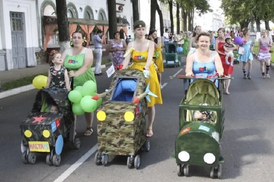 На ракете и в печи: парад детских колясок прошел в Гродно