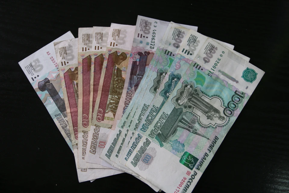 В среднем по России "достойная" зарплата составляет 65,9 тысяч рублей.