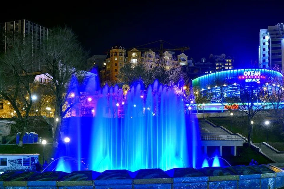 К фонтанам часто приходят горожане и гости Владивостока