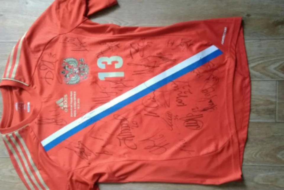 Иркутский школьник продает футболку сборной России с автографами футболистов за 635 тысяч рублей