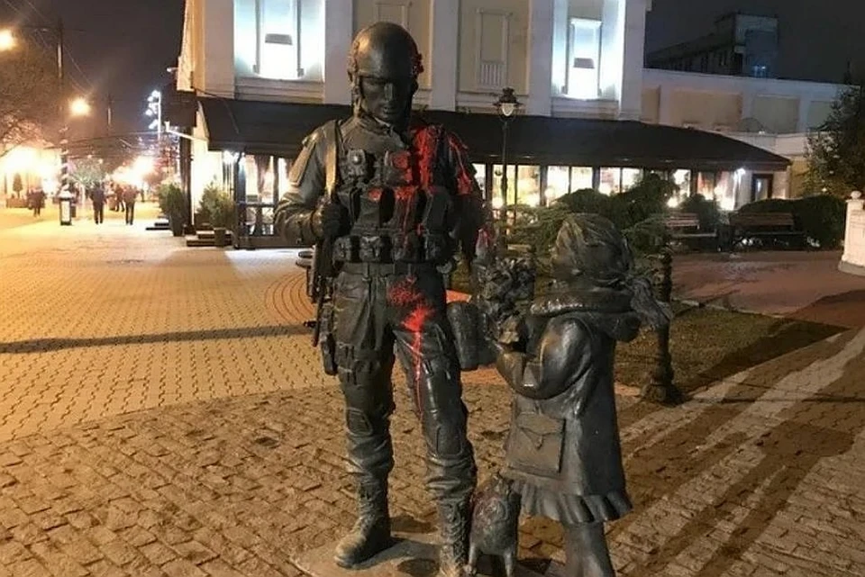 Вандал облил памятник краской 27 января. Фото: "Вести Крым"