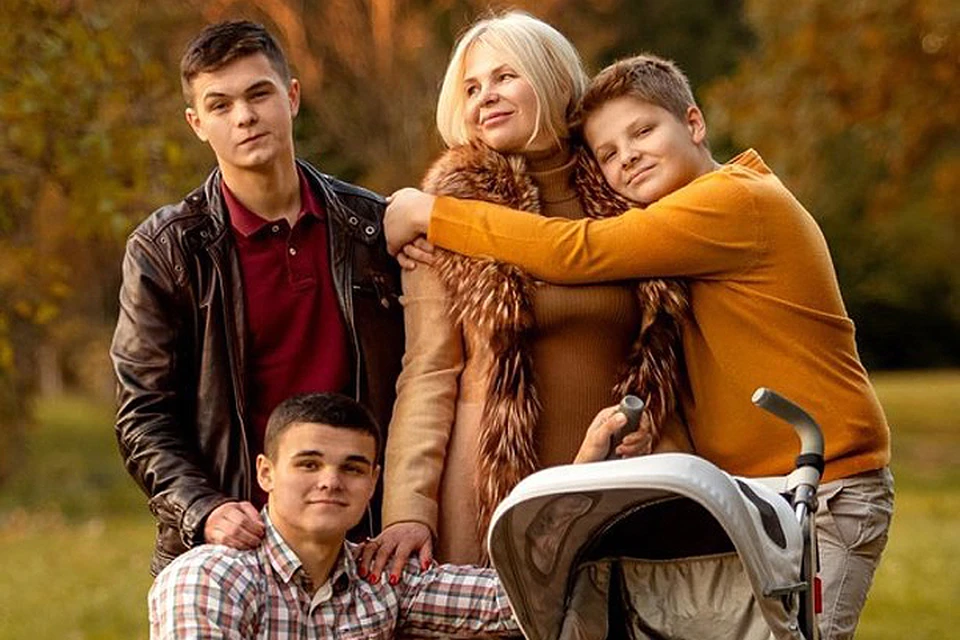 Андрей Макоед (на фото слева вверху) с мамой и братьями. Фото из соцсетей.