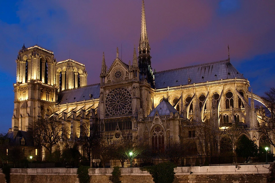 Самый известный собор Франции в вечернем освещении, 2018 год.