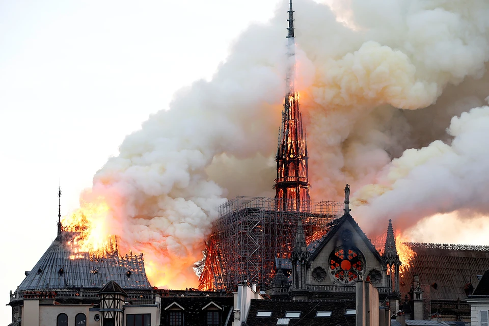 Пламя уничтожило две трети крыши, внутренне убранство, шпиль, знаменитые часы