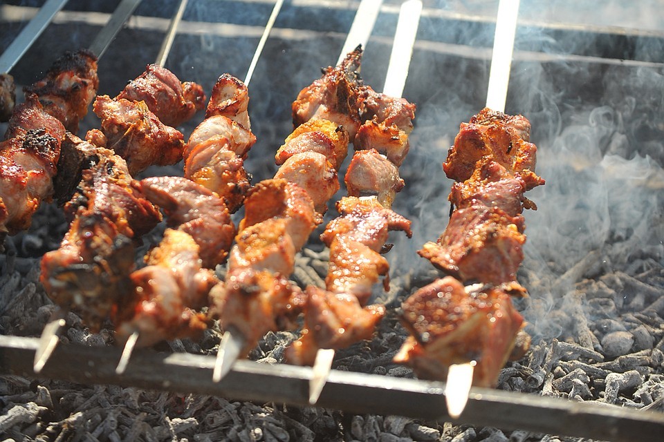 Пожарить шашлыки можно не только вдали от города, но и в парке