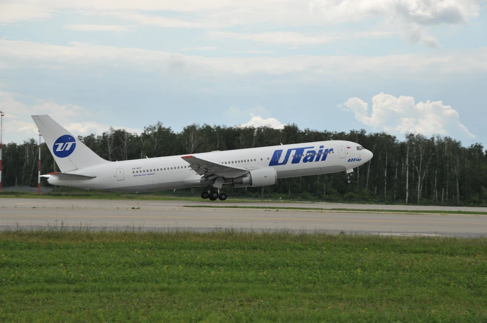 Взлет самолета авиакомпании Utair.
