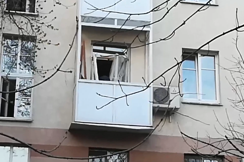 Взрывной волной выбило стекла на балконе
