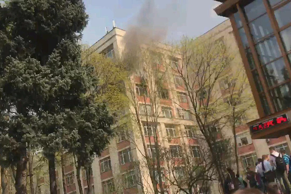 Из корпуса главного здания Института нефти и газа им. Губкина повалил черный дым.