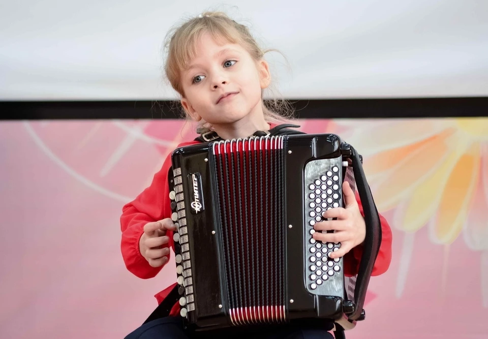 Самой юной участницей, подавшей заявку в этом году на конкурс “Виват, баян!”, стала Алена Кливитенко из Ростовской области. Ей 7,5 лет.