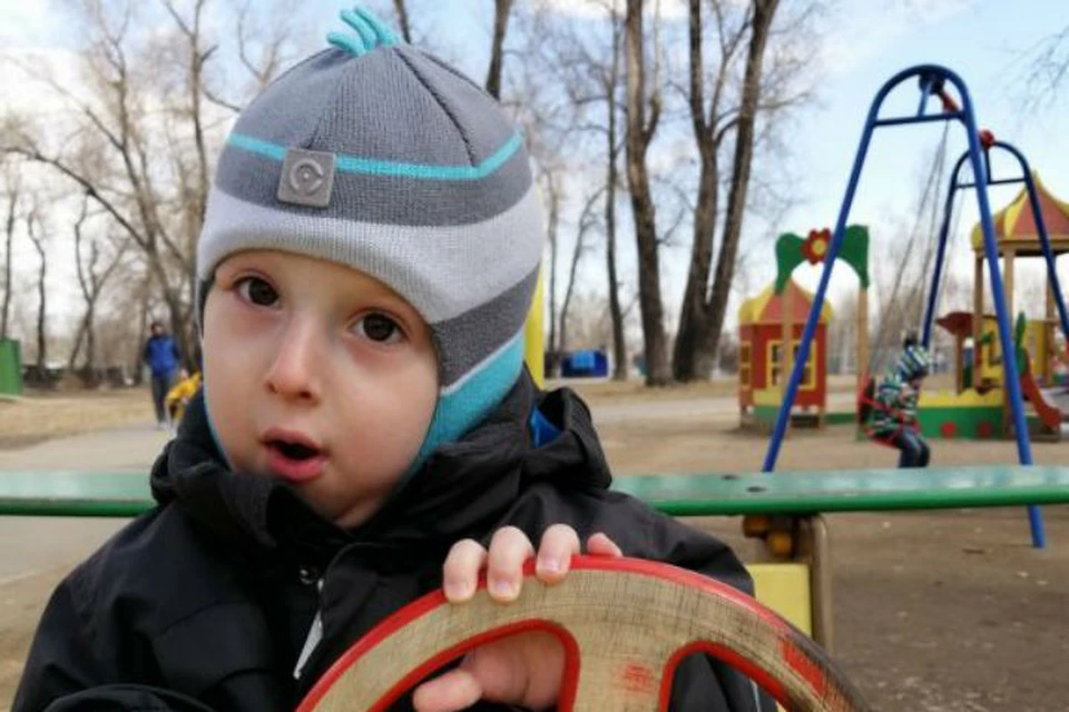 Из-за редчайшей болезни мальчик из Красноярска превращается в каменного. Фото: Добро24.ру.
