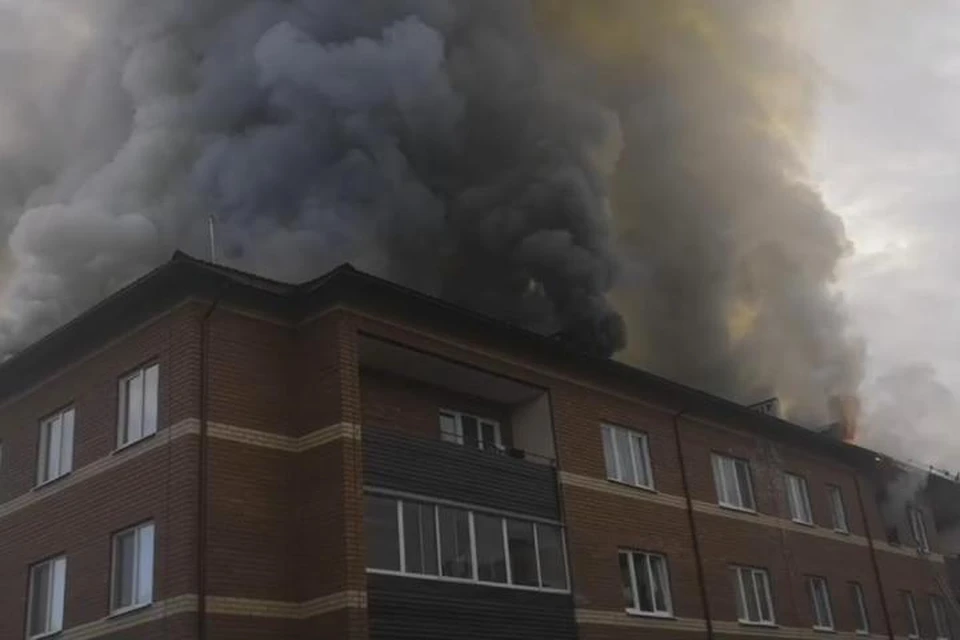 Пламя вспыхнуло на третьем этаже. Скрин видео группы ВК "Слава Краснокамск".
