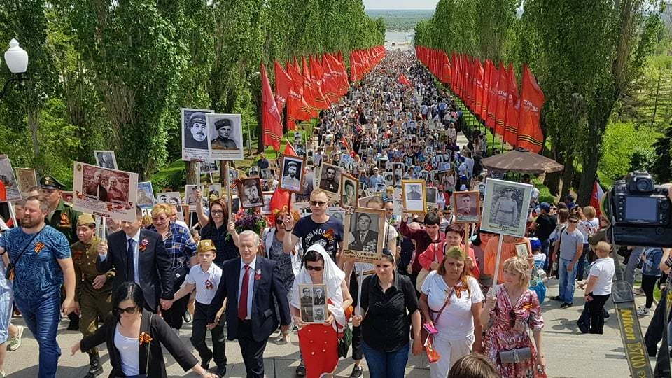 Участники шествия прошли от легендарного дома Павлова в Волгограде до главной высоты - Мамаева кургана.