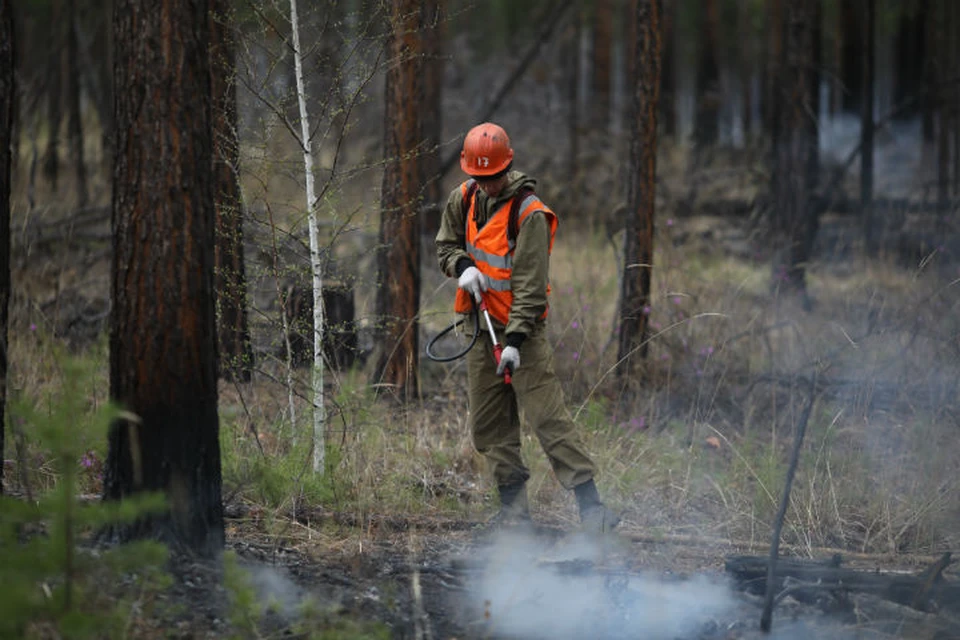 В лесах Иркутской области продолжаются работы по тушению пожаров.