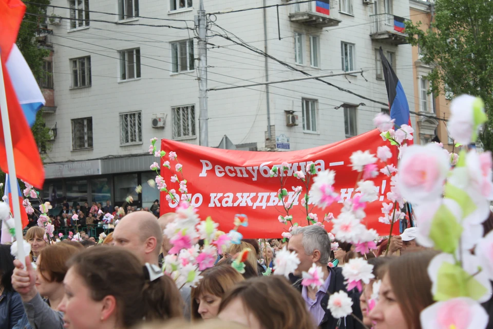 Тысячи жителей Республики прошли по главной улице страны в честь пятилетия государства