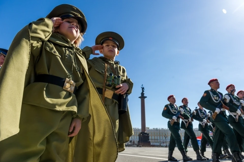 Ребенок в советской военной форме не может почувствовать никакой агрессии, а только гордость