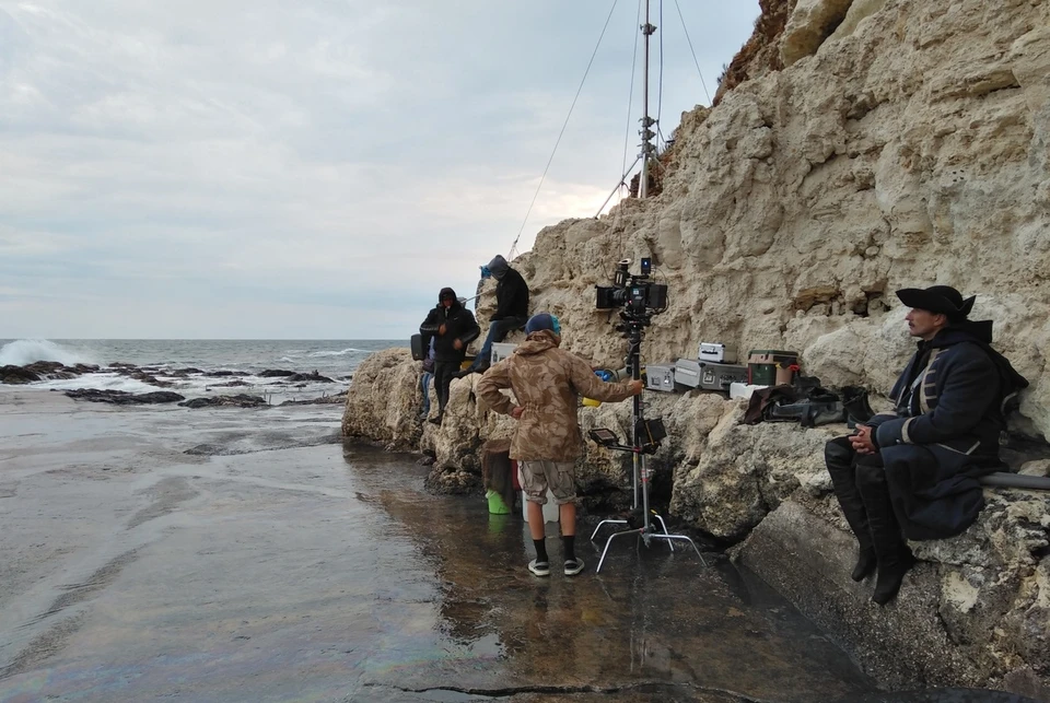 Актеры и операторы ждут погоду у моря. Фото: Стас Тарханов/VK