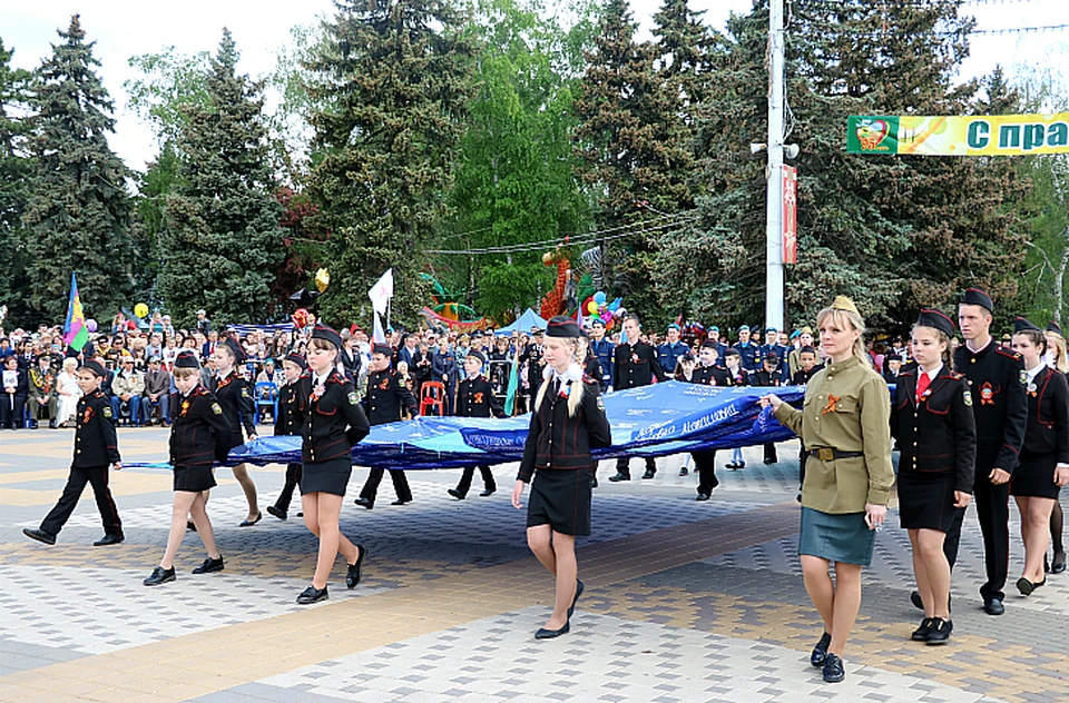 Символ вдовьих слез - синий платочек пронесли в "Бессмертном полку"