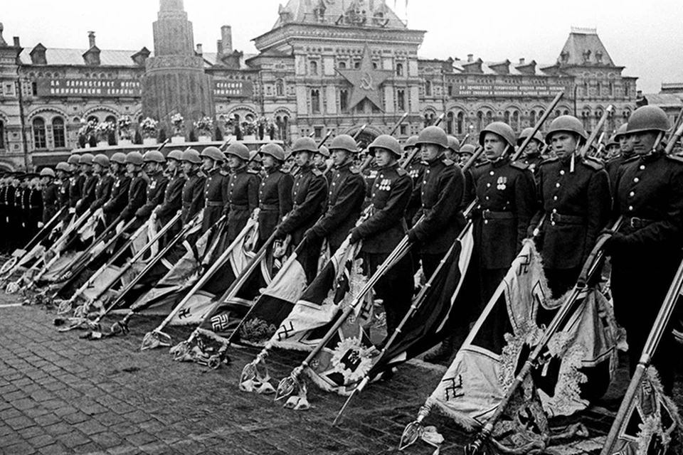 Людей начали наказывать, например, за репост снимков с Парада победы 1945-го, где у стен Кремля падали знамена фашистской Германии