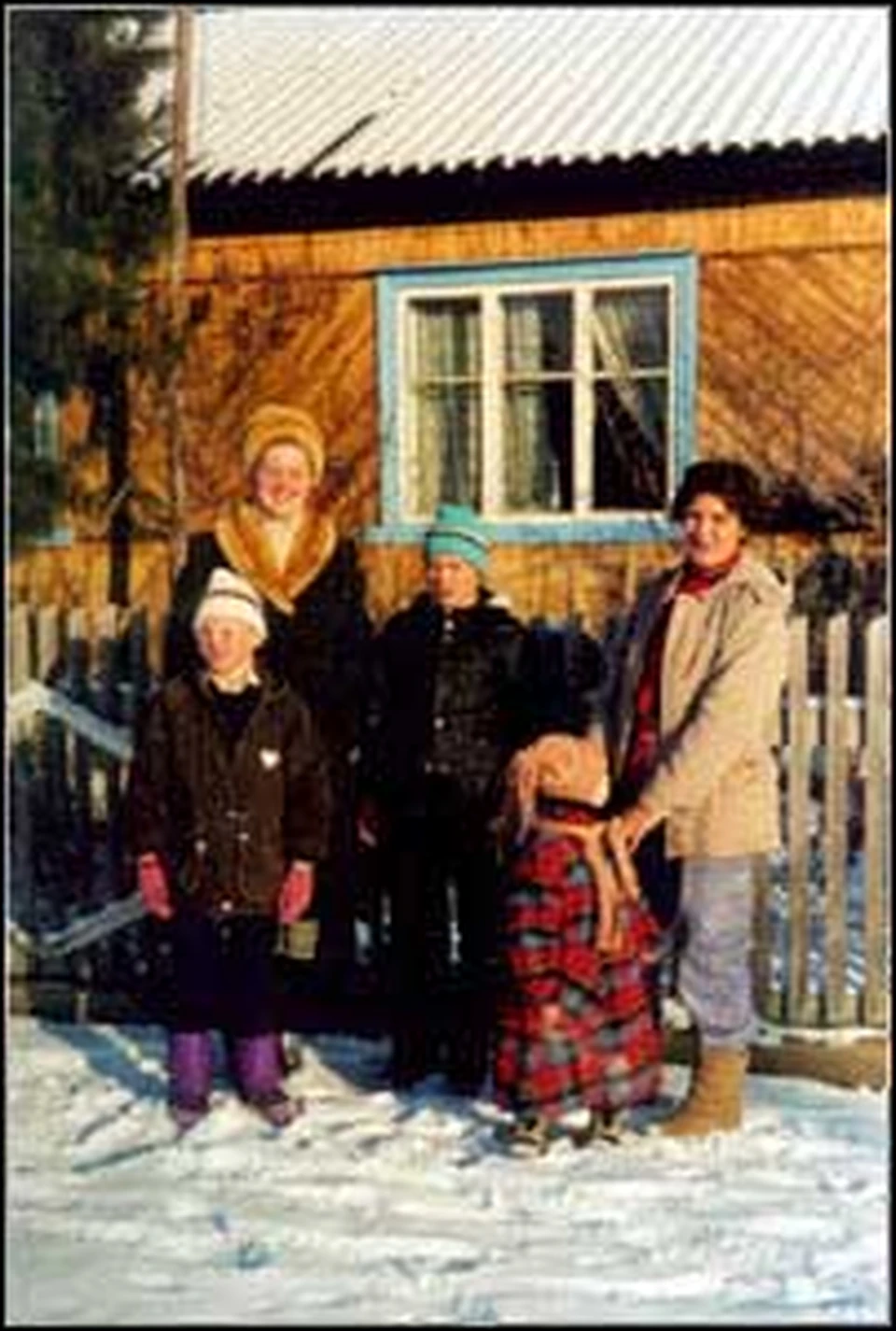 Четверо детей Анны Антипиной (она крайняя справа) впервые в жизни увидели чужих людей.