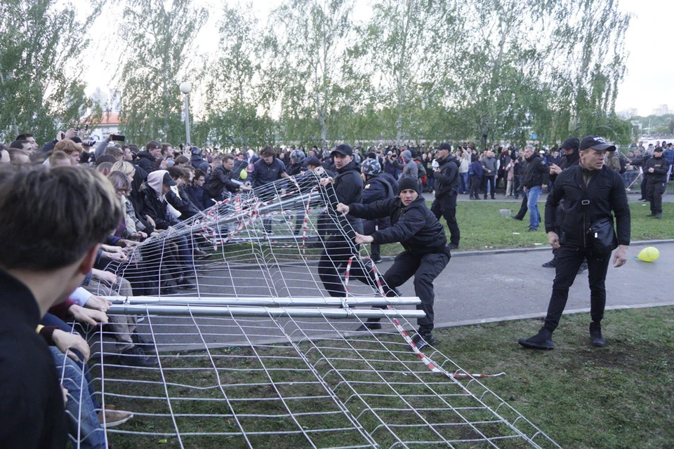 Противостояние защитников места для отдыха и сторонников церкви идет давно, но в последние двое суток возникла угроза прямого столкновения активистов.