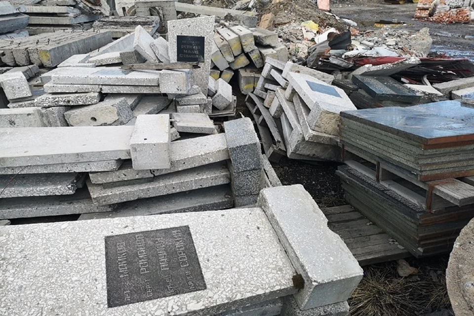 В Мурманске случайно нашли старые надгробия из Долины Славы, которые находились там более 10-ти лет и были смещены в ходе реконструкции. Фото: vk.com/murtouch