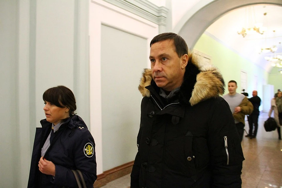 Депутат Александр Бочкарев пришел на суд с сумкой денег.