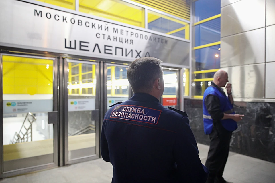 Движение остановилось 21 мая около 19.00, временно закрыли на вход три станции. Фото: Сергей Бобылев/ТАСС
