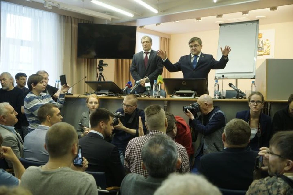 Председатель городской избирательной комиссии Илья Захаров в начале встречи объяснял участникам, чем отличается опрос от референдума.