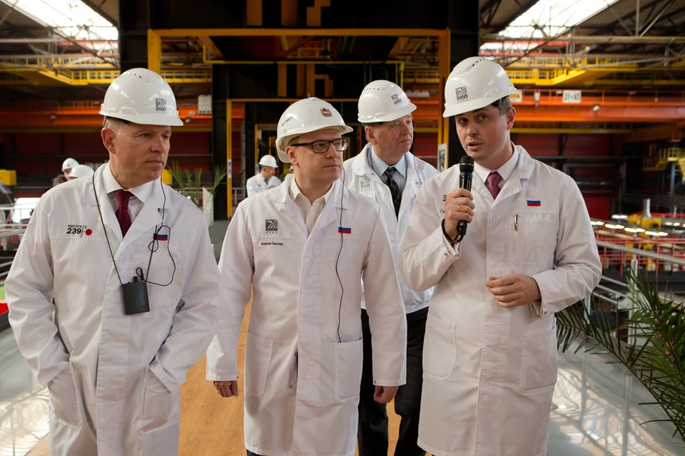 На экскурсии в цехе «Высота-239».