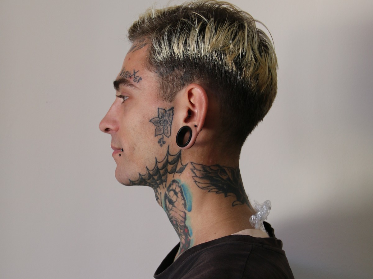 «Что ты с собой сделала»: с какими стереотипами сталкиваются женщины с татуировками