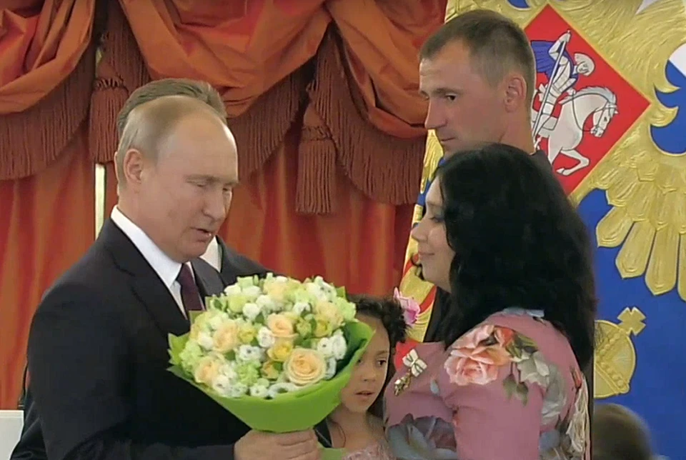 Президент лично вручил орден семье из Свердловской области. Фото: скан с видео Life.ru
