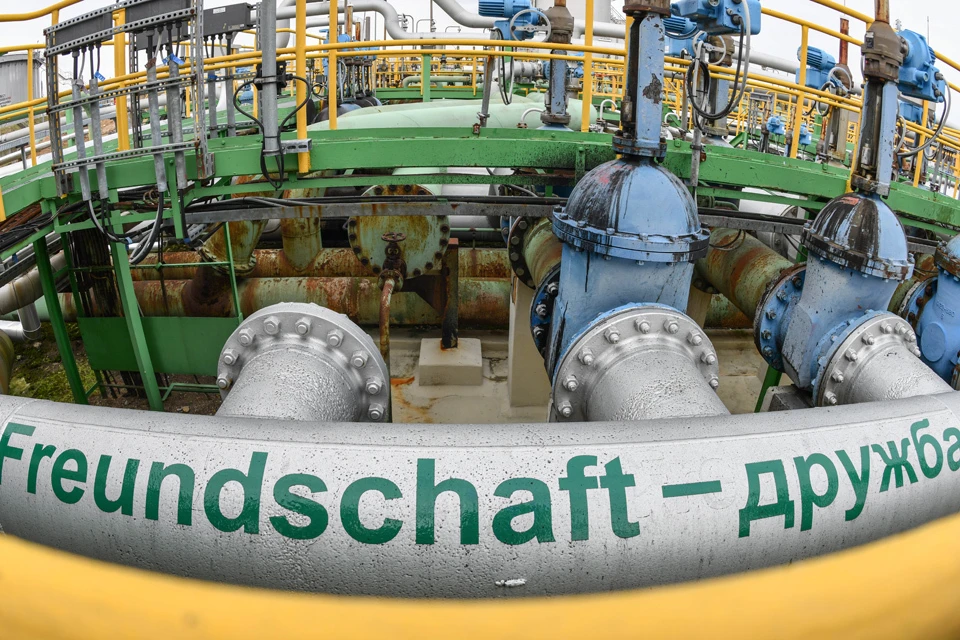 Вид на нефтепровод "Дружба" на нефтеперерабатывающем заводе “Роснефть” в Германии. DPA/ТАСС