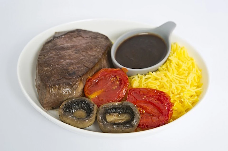 Одно из новых блюд летнего меню бизнес-класса "Аэрофлота" - стейк из говядины с пастой Филини, помидорами и грибами. Фото: aeroflot.ru