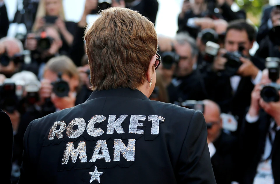Элтон Джон в пиджаке с надписью "Рокетмен"