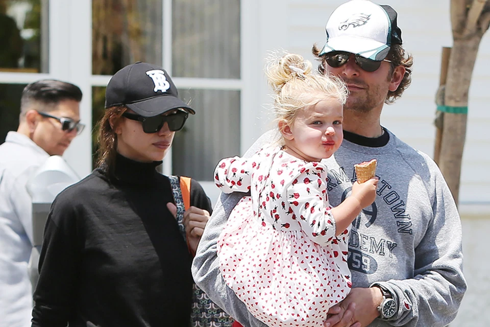 Папарацци сфотографировали Ирину и Брэдли с дочкой Леей на прогулке в Лос-Анджелесе.