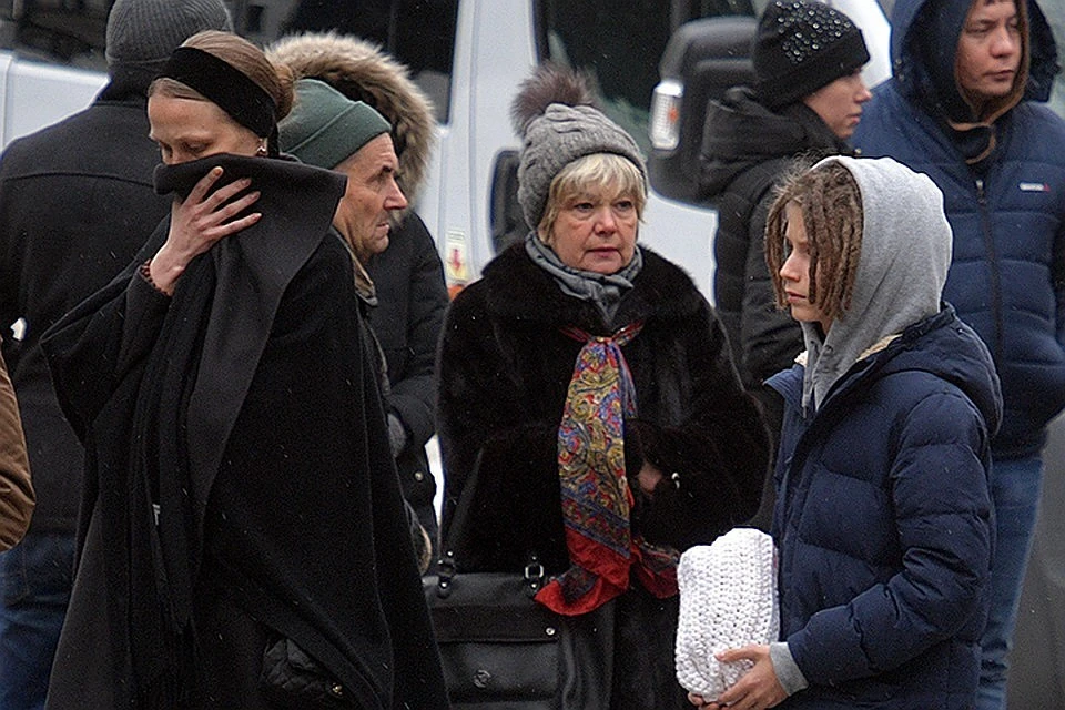 Вдова Дэцла Юлия Толмацкая и 13-летний сын Тони на похоронах