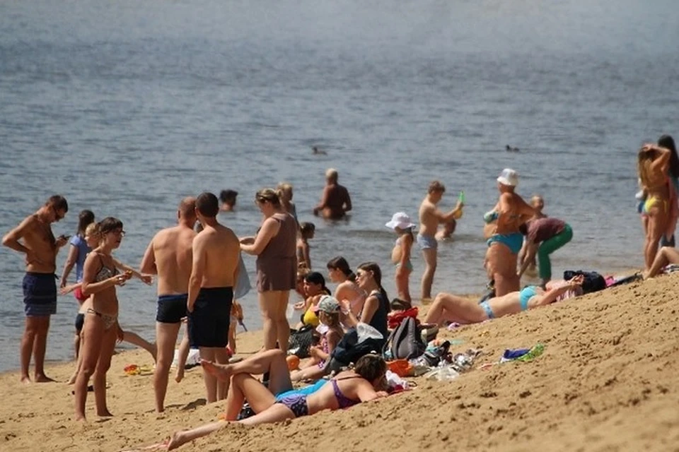 В выходные пляжи оккупируют любители позагорать