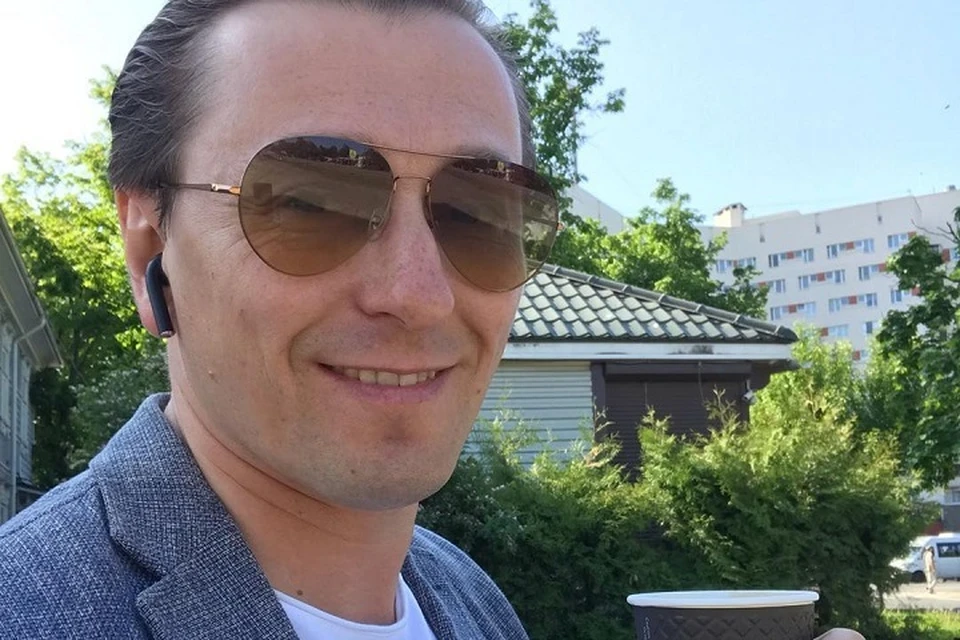 Сергей Безруков приехал в Петербург и гуляет по Сестрорецку со стаканчиком кофе. Фото: instagram.com/s_bezrukov