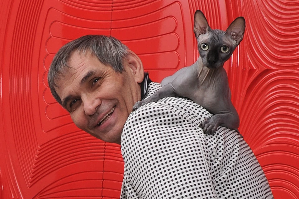 Бари Алибасов со своим котом Чучей в 2014 году.