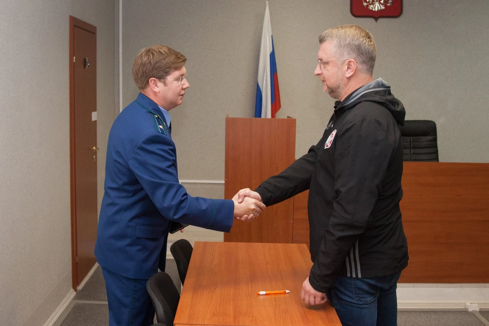 Павел Лях пожал руку прокурору.