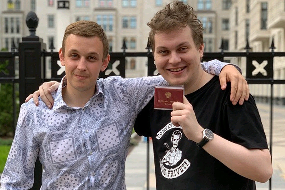 Депутат Госдумы фракции ЛДПР Василий Власов (слева) взял в помощники популярного блогера Хованского.
