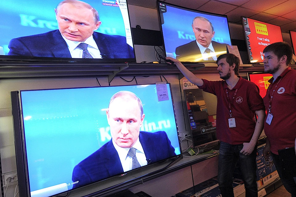 Во время телевизионной трансляции программы `Прямая линия с Владимиром Путиным`.