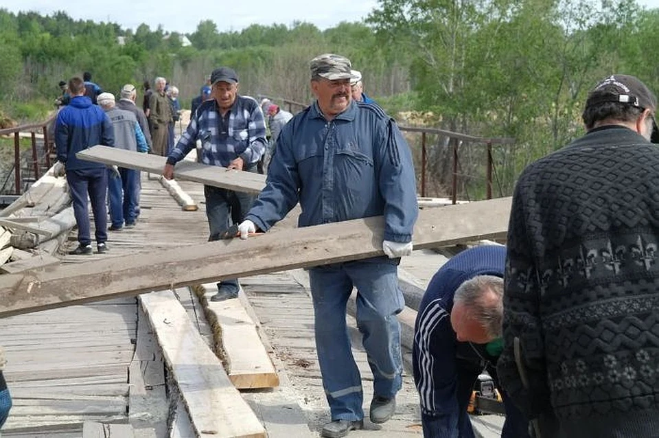 Десятки местных жителей сами починили мост. Фото: предоставлено Игорем Чудовым
