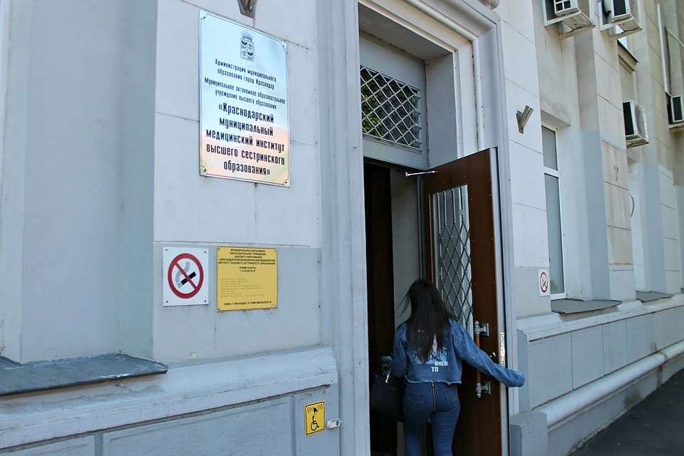 О том, что Краснодарский медицинский институт высшего сестринского образования остался без аккредитации, стало известно еще летом 2018 года