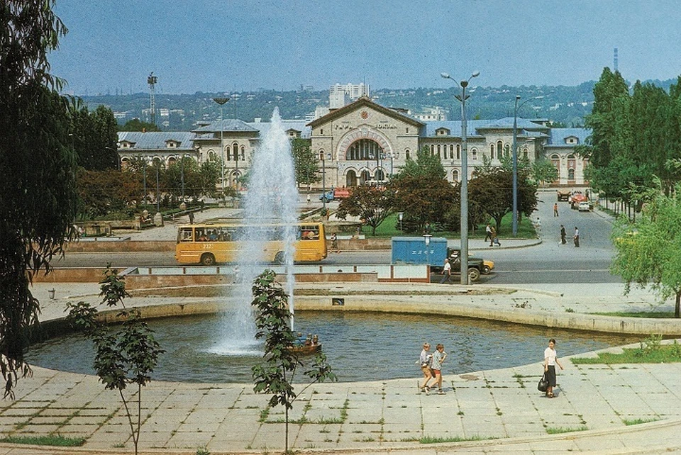 Любимые кишиневцами фонтаны теперь можно увидеть только на старых открытках и в книжках. Фото: из книги "Я горжусь тобой, Молдавия", 1984 г.