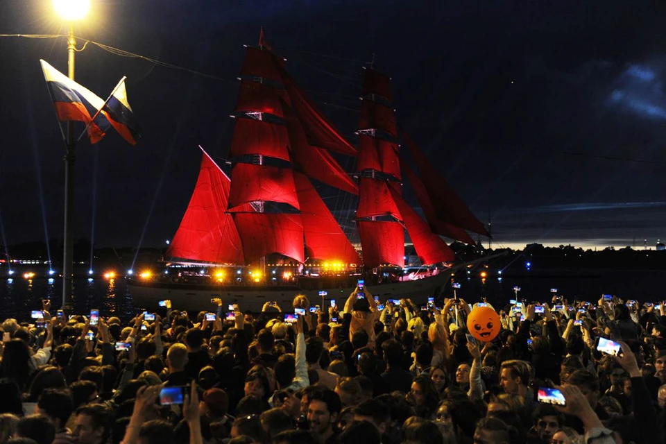 Корабль с гордым именем «Россия» впервые принял участие в празднике «Алые паруса 2019».