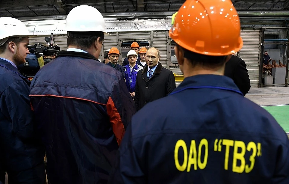 Владимир Путин беседует с рабочими тверского вагонзавода. Январь 2018 года. Фото: пресс-служба ПТО