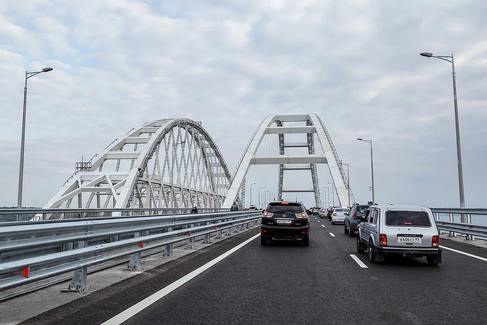 Автомобильное движение по Крымскому мосту открыли в прошлом году
