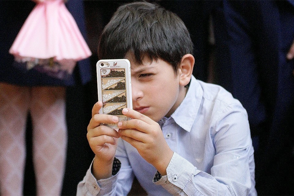 Стоит ли запрещать ученикам носить мобильные телефоны в школу?